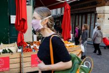 Une femme fait ses courses en portant un masque, le 19 avril 2020 à Paris