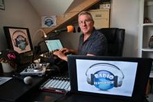 Philippe Szymczak, alias "DJ Philou", créateur de Radio Flashback, dans le studio aménagé chez lui, le 27 avril 2020 à Lathuile, près d'Annecy