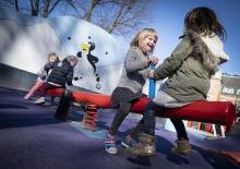 Des enfants jouent dans la cours de leur école maternelle au Danemark