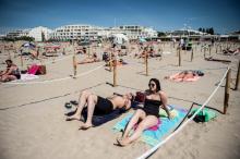 A la Grande-Motte (Hérault), certaines plages sont aménagées pour délimiter des espaces pour les touristes