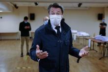 Le maire de Nice Christian Estrosi lors d'une distribution de masques dans la ville le 28 avril 2020