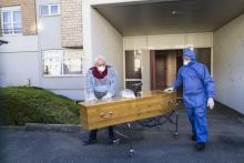 Des employés des pompes funèbres transportent le cercueil d'une personne décédée du coronavirus dans une Ehpad de Mulhouse, le 5 avril 2020
