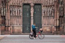 Cycliste devant la Cathédrale de Strasbourg, le 17 mars 2020
