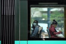 Des passagers dans un tramway parisien, le 11 mai 2020