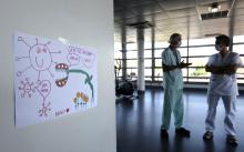 Un soignant discute avec un psychologue à l'hôpital de Strasbourg, le 6 mai 2020