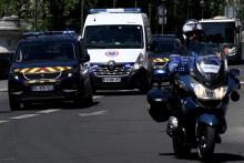 Des gendarmes escortent le véhicule transportant le financier présumé du génocide rwandais Félicien Kabuga, le 19 mai 2020 à Paris