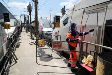 Un agent du Technicentre Atlantique de Châtillon nettoie un TGV, le 14 mai 2020 dans les Hauts-de-Seine