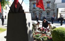 Le président français Emmanuel Macron dépose une gerbe devant le monument aux morts de Dizy-le-gros, le 17 mai 2020