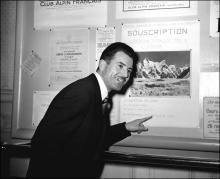 L'alpiniste Maurice Herzog montre l'affiche faisant appel aux souscripteurs pour financer son expédition dans l'Himalaya, le 25 janvier 1950 à Paris