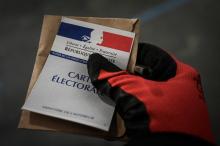 Dans un bureau de vote à Paris lors du 1er tour des élections municipales, le 15 mars 2020