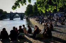 Des Parisiens sur les berges de la Seine, le 15 mai 2020 après le confinement en France
