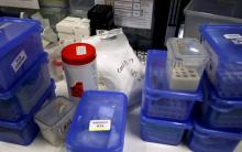 Echantillons prélevés sur des personnes pouvant être malades du Covid-19 et en attente d'être analysés dans un laboratoire à Levallois-Perret, près de Paris, le 22 avril 2020
