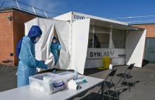Des biologistes d'une unité mobile des laboratoires Synlab installée dans la cour d'un Ehpad pour dépister le Covid-19 chez les employés et les résidents, le 18 mai 2020 à Lens, dans le Pas-de-Calais
