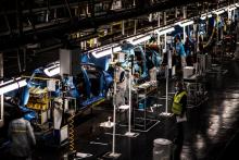 Des employés travaillent le long de la chaîne de montage qui produit à la fois le véhicule électrique Renault Zoe et le véhicule hybride Nissan Micra, à Flins-sur-Seine, le plus grand site de producti