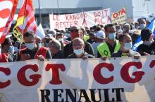 Des salariés et syndicalistes de Renault manifestent devant l'usine de Maubeuge, le 30 mai 2020