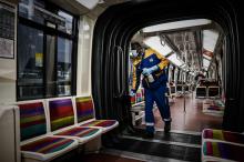 Un employé nettoie un wagon du métro à la station Vincennes, le 30 avril 2020 à Paris