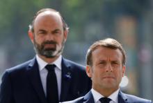 Le président Emmanuel Macron (devant) et son Premier ministre Edouard Philippe, lors des cérémonies marquant la fin de la seconde guerre mondiale, le 8 mai 2020 à Paris