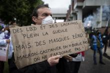 Des soignants, des personnels de santé mais aussi des "gilets jaunes" manifestent le 11 mai 2020 à Toulouse contre le manque de moyens pour l'hôptal publique