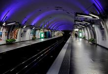 Quais du métro à Paris, le 1er avril 2020. La fréquentation a plus diminué dans les pays Latins.