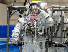 Photo fournie par la Nasa le 27 juillet 2020 datant du 19 juin 2020 de l'astronaute Thomas Pesquet lors d'un exercice de maintenance au centre spatial de Houston pour son prochain vol à bord de la cap