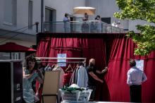 Des acteurs de la troupe "L’Espace des Arts" se préparent pour divertir les résidents de l'Ephad du "Bois de Menuse", le 26 mai 2020 à Chalon-sur-Saône
