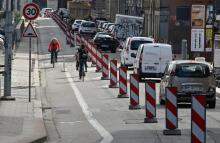 Des cyclistes sur une nouvelle piste cyclable aménagée à Grenoble, le 6 mai 2020