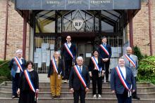Le maire de Tomblaine (Meurthe-et-Moselle) Hervé Féron (centre) pose avec ses conseillers municipaux, le 23 mai 2020 devant la mairie