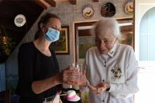 L'infirmière Diane Braccagni (g) donne ses médicaments à une patiente, Renée Bodin, 93 ans, le 27 avril 2020 à Happonvilliers