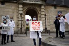 Des personnels soignants et membres du syndicat CGT manifestent devant l'hôpital public de La Pitié-Salpêtrière, le 30 avril 2020 à la veille du 1er mai