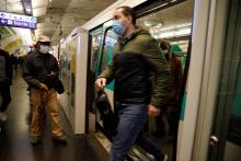 Des personnes dans le métro à Paris, le 11 mai 2020 au matin, premier jour du déconfinement