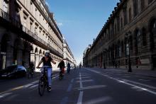 Des cyclistes rue de Rivoli, le 19 mai 2020 à Paris