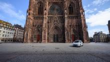 La célèbre cathédrale de Strasbourg photographiée le 17 mars 2020. Un match de foot "sauvage" a réuni dimanche 24 mai 2020 entre 300 et 400 personnes dans la grande ville de l'Est de la France, faisan