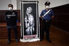 La police italienne présente l'oeuvre de Banksy, volée au Bataclan en 2019, et retrouvée en Italie, lors d'une conférence de presse, le 11 juin 2020 à l'Aquila