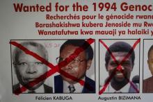 Une croix rouge barre les photos de Félicien Kabuga sur un avis de recherche au siège de l'Unité de suivi des fugitifs du génocide, le 22 mai 2020 à Kigali, après son arrestation en France