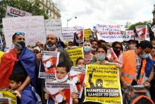 Manifestants demandant la régularisation de sans-papiers à Paris le 20 juin 2020