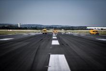 Des véhicules jaunes d'inspection contrôlent les pistes du terminal 3 de l'aéroport d'Orly, le 24 juin 2020 quelques jours avant sa réouverture