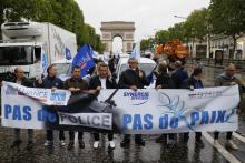 Des menottes jetées à terre par les policiers devant la Haute Cour de Marseille lors d'un rassemblement, le 11 juin 2020, pour protester contre les dernières annonces du ministre de l'Intérieur
