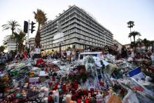 Des fleurs et des bougies devant l'hôtel Le Méridien de Nice le 16 juillet 2016 en hommage aux victimes de l'attentat survenu deux jours plus tôt