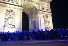 Des policiers français manifestent devant l'Arc de Triomphe in Paris le 13 juin 2020 pour protester après les annonces du ministre de l'Intérieur Christophe Castaner suite à des manifestations dénonça