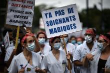 Des soignants manifestent à Paris près de l'hôpital Robert-Debré, le 11 juin 2020