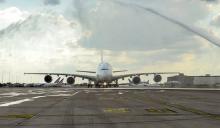Image tirée d'une vidéo d'Air France, le 26 juillet 2020, d'un Airbus A380 recevant un dernier "water salute" à l'aéroport de Roissy-Charles-de-Gaulle