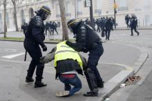 Interpellation d'un "gilet jaune" par des CRS près des Champs-Elysées à Paris le 8 décembre 2018
