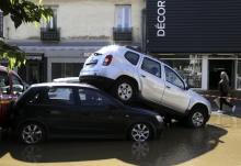 Des voitures emportées par une inondation à Ajaccio, le 11 juin 2020