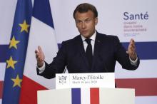 Le président Emmanuel Macron fait une déclaration lors d'une visite au laboratoire Sanofi Pasteur, le 1- jui 2020 à Marcy-l'Etoile, près de Lyon