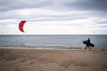 Le kitesurfer Julian Krikken sur la plage des Coussoles le 7 juin 2020 à Franqui dans l'Aude, au sud de la France