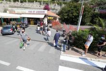 Des gens font la queue pour acheter des cigarettes du côté italien de la frontière franco-italienne, le 3 juin 2020 près de Menton