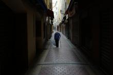 Une vieille dame dans une rue de Nice, le 22 avril 2020