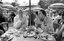 Acteur et animateur Pierre Tchernia (G) déjeune le 01 septembre 1976 lors du Festival du Cinéma Américain à Deauville avec l'ancien policier Roger Borniche