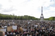 Des manifestants s'agenouillent lors d'un rassemblement près de la place de la Concorde et de l'ambassade américaine, le 6 juin 2020 à Paris, pour dénoncer les violences policières