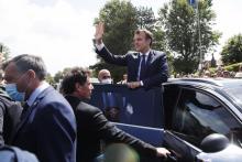Emmanuel Macron salue la foule après avoir voté au Touquet, le 28 juin 2020